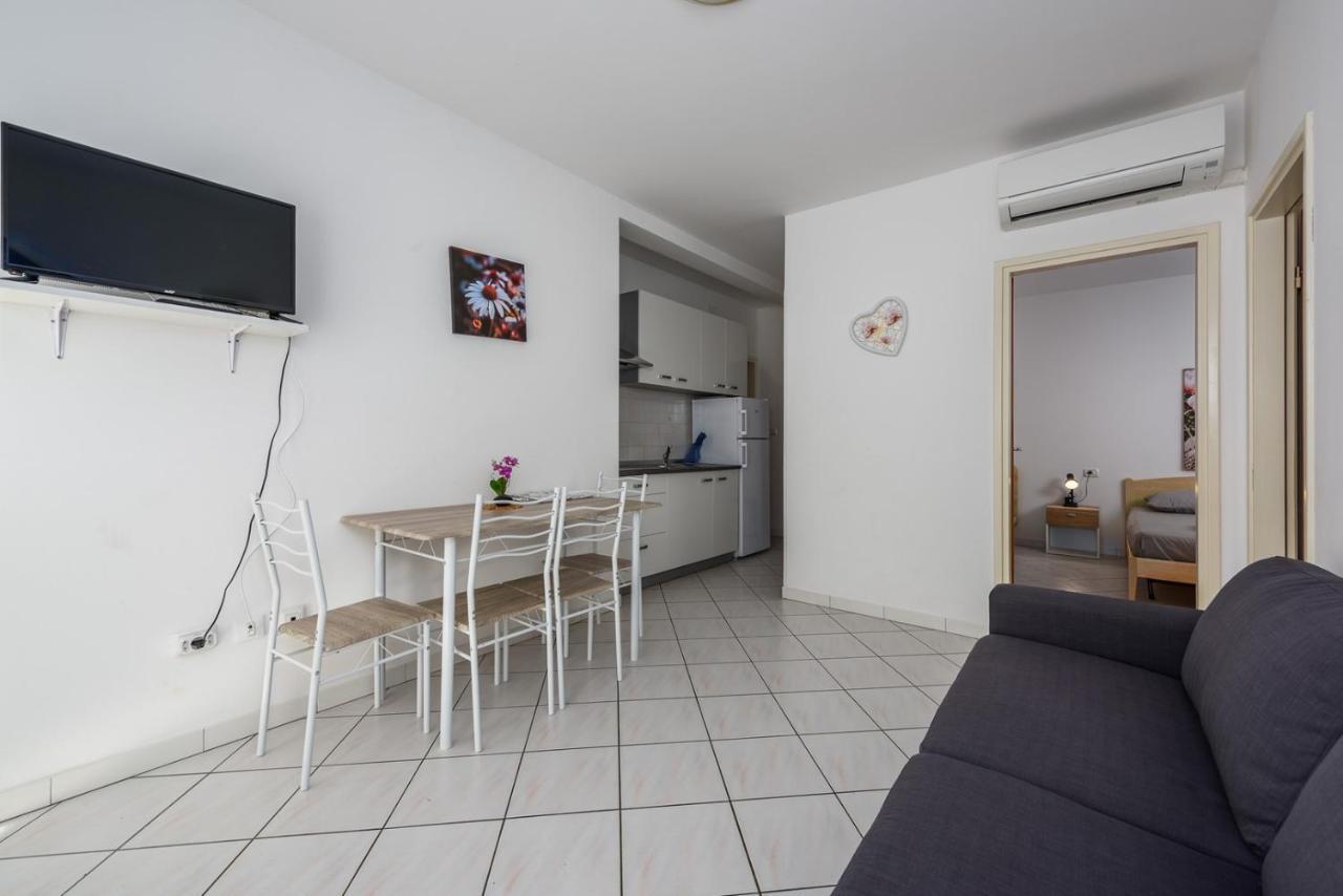 Lucrezia House With Apartments Lovrecica  Exterior photo